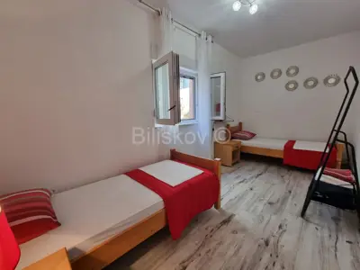 Wohnung im Erdgeschoss des Gebäudes, zu verkaufen - 12