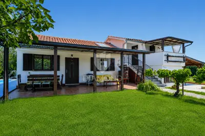 Istra, Rovinj, Samostojeća kuća s maslenikom 800 m do mora