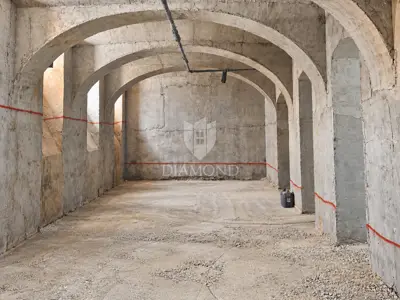 Commercial space 83 m², Donji grad - high ceilings