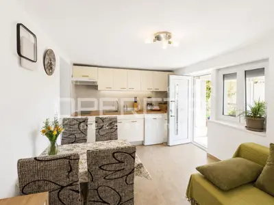 Wohnung, Okrug Gornji, in der Nähe des Strandes und der Einrichtungen