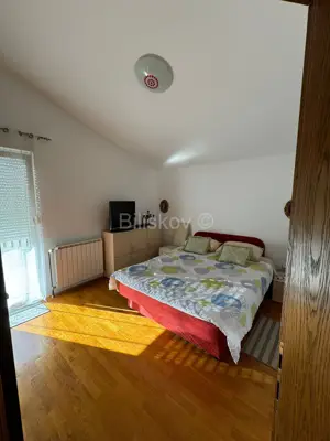 Kuća 370 m², Vodice - uređena okućnica i vrt - 11
