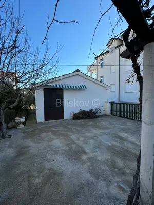Kuća 370 m², Vodice - uređena okućnica i vrt - 3