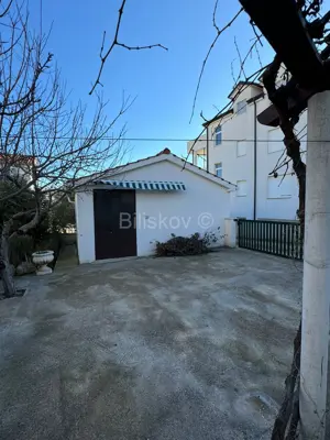 Haus 370 m², Vodice - gepflegter Hof und Garten - 3