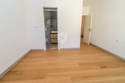 Stan 108 m², Volme - 3 spavaće sobe, lođa - 8