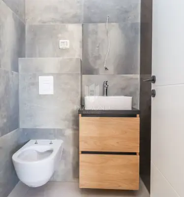 Stan 108 m², Volme - 3 spavaće sobe, lođa - 9
