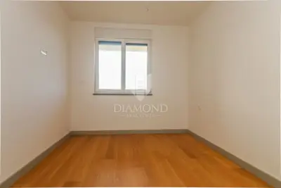 Stan 108 m², Volme - 3 spavaće sobe, lođa - 14