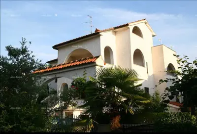 Verkauf eines Mehrfamilienhauses mit 9 separaten Apartments. Poreč!