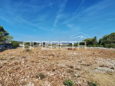 Building land 408 m², Bilice, access from the main road