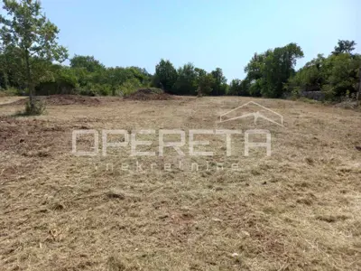 Građevinski teren 380 m² u Pinezićima (struja, voda, uredan put i vlasništvo)