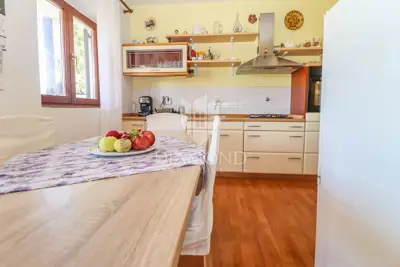 Kuća u zelenilu s pogledom na more u centru Medulina! - 6