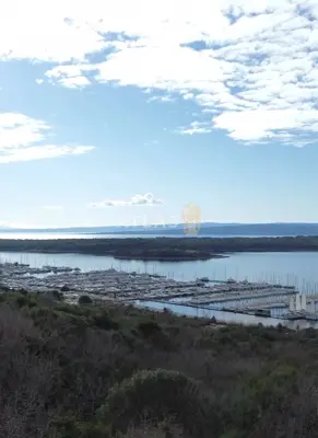 Poljoprivredno zemljište 1.400 m², Punat - pogled na marinu