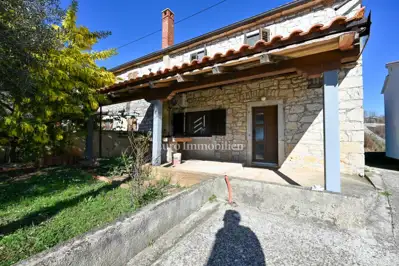 Istra, Kaštelir - kamena kuća s dvorištem - 2