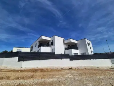 Apartment in Vodice, 80 m² garden and 2 parking spaces