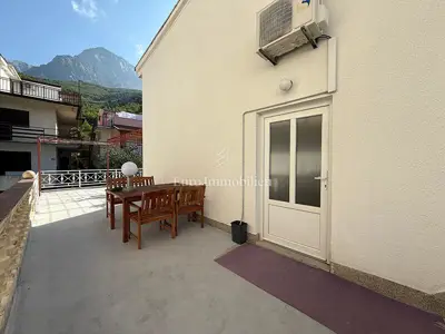 Apartmanska kuća 250 m², Promajna - 4 apartmana i terasa - 10