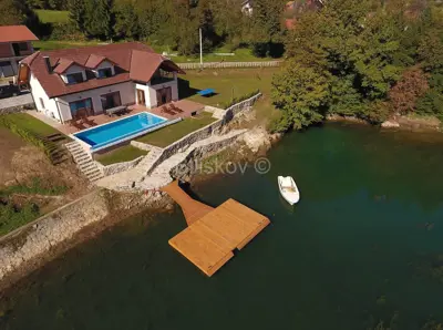 Vila u Ogulinu, Dujmić Selo - uz jezero Sabljaci i bazen