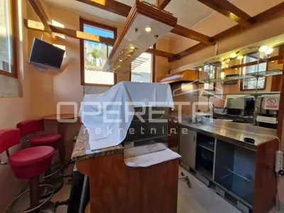 House 242 m², Bale - commercial space and apartment - 15