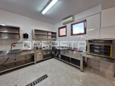 House 242 m², Bale - commercial space and apartment - 13
