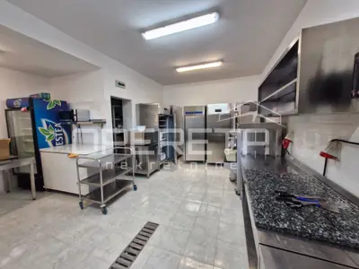 House 242 m², Bale - commercial space and apartment - 11
