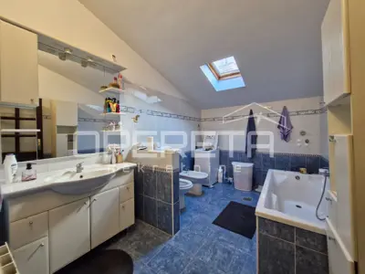 House 242 m², Bale - commercial space and apartment - 5