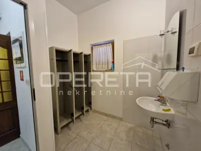 House 242 m², Bale - commercial space and apartment - 19