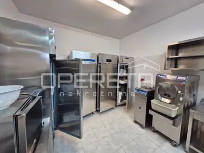 House 242 m², Bale - commercial space and apartment - 12
