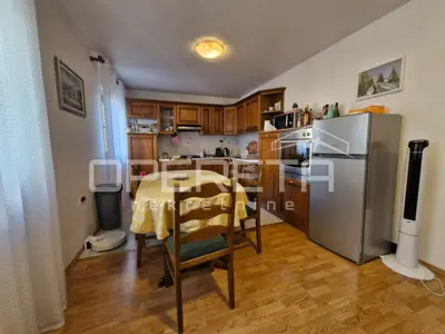 House 242 m², Bale - commercial space and apartment - 3