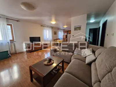 House 242 m², Bale - commercial space and apartment