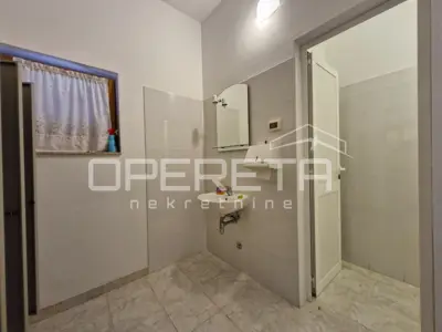 House 242 m², Bale - commercial space and apartment - 17