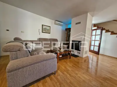 House 242 m², Bale - commercial space and apartment - 2