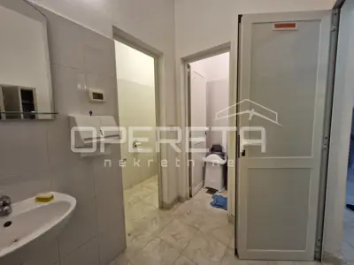 House 242 m², Bale - commercial space and apartment - 18