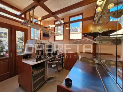 House 242 m², Bale - commercial space and apartment - 14