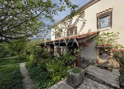 Kamena kuća 221 m², Roč - mirna lokacija i dvije natkrivene terase