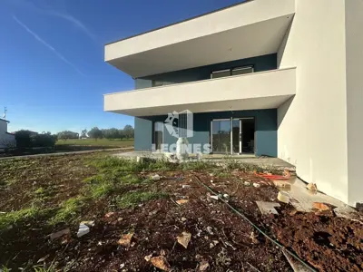 Stan 89 m², Novigrad - vrt 130 m² i natkrivena terasa