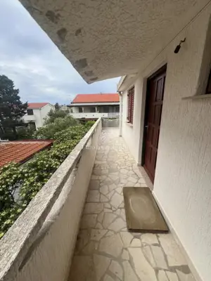 Polovica kuće, Povljana - 140 m od plaže, 3 apartmana - 13