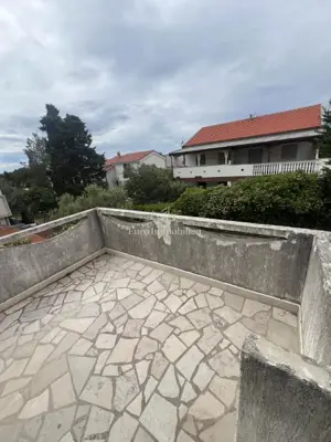 Polovica kuće, Povljana - 140 m od plaže, 3 apartmana - 16