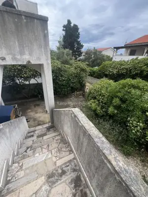 Polovica kuće, Povljana - 140 m od plaže, 3 apartmana - 12