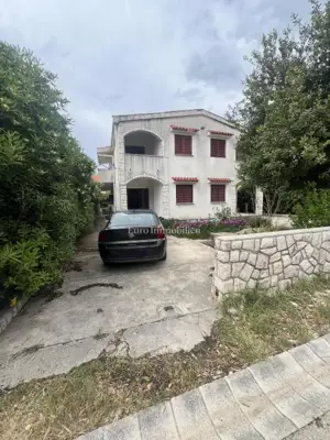 Polovica kuće, Povljana - 140 m od plaže, 3 apartmana