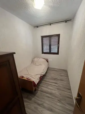 Polovica kuće, Povljana - 140 m od plaže, 3 apartmana - 3