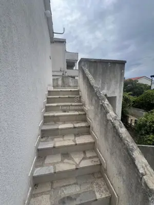 Polovica kuće, Povljana - 140 m od plaže, 3 apartmana - 15