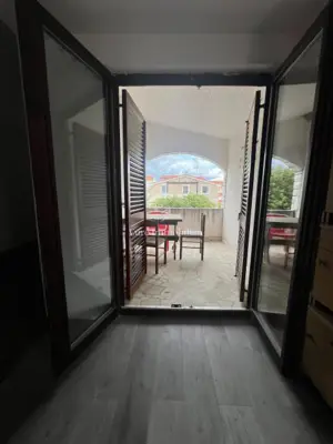 Polovica kuće, Povljana - 140 m od plaže, 3 apartmana - 17