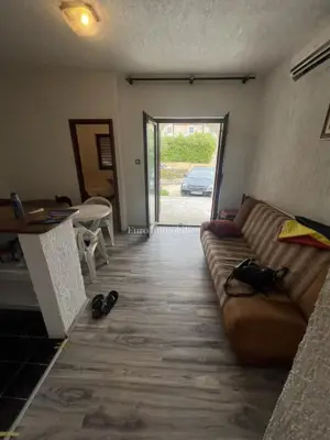 Polovica kuće, Povljana - 140 m od plaže, 3 apartmana - 2