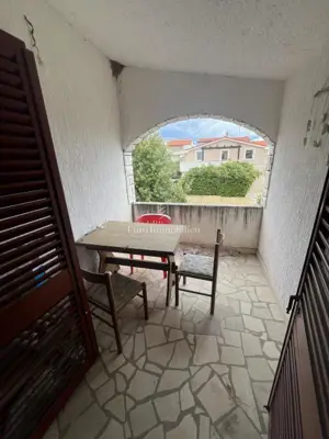 Polovica kuće, Povljana - 140 m od plaže, 3 apartmana - 10