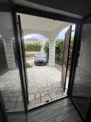 Polovica kuće, Povljana - 140 m od plaže, 3 apartmana - 20