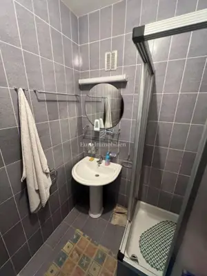 Polovica kuće, Povljana - 140 m od plaže, 3 apartmana - 9