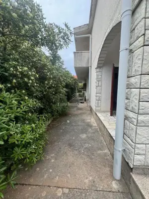 Polovica kuće, Povljana - 140 m od plaže, 3 apartmana - 14
