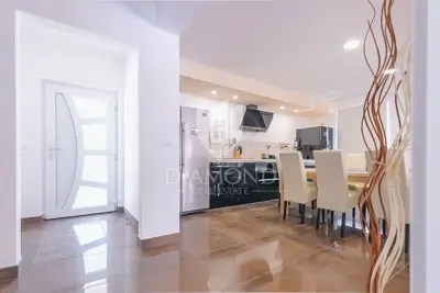 Kuća 615 m², Svetvinčenat - bazen i okućnica - 7