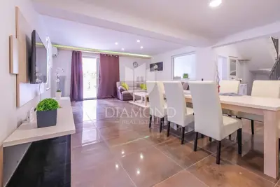 Kuća 615 m², Svetvinčenat - bazen i okućnica - 8