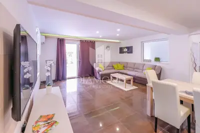Kuća 615 m², Svetvinčenat - bazen i okućnica - 9