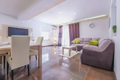 Kuća 615 m², Svetvinčenat - bazen i okućnica - 11