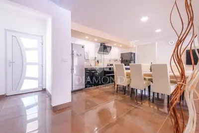 Kuća 615 m², Svetvinčenat - bazen i okućnica - 19